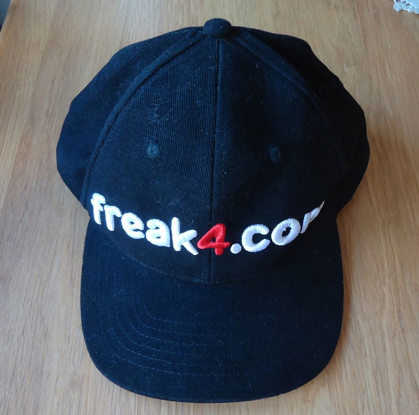 Te koop een nieuwe zwarte pet met opschrift "Freak4com". - nr. 1