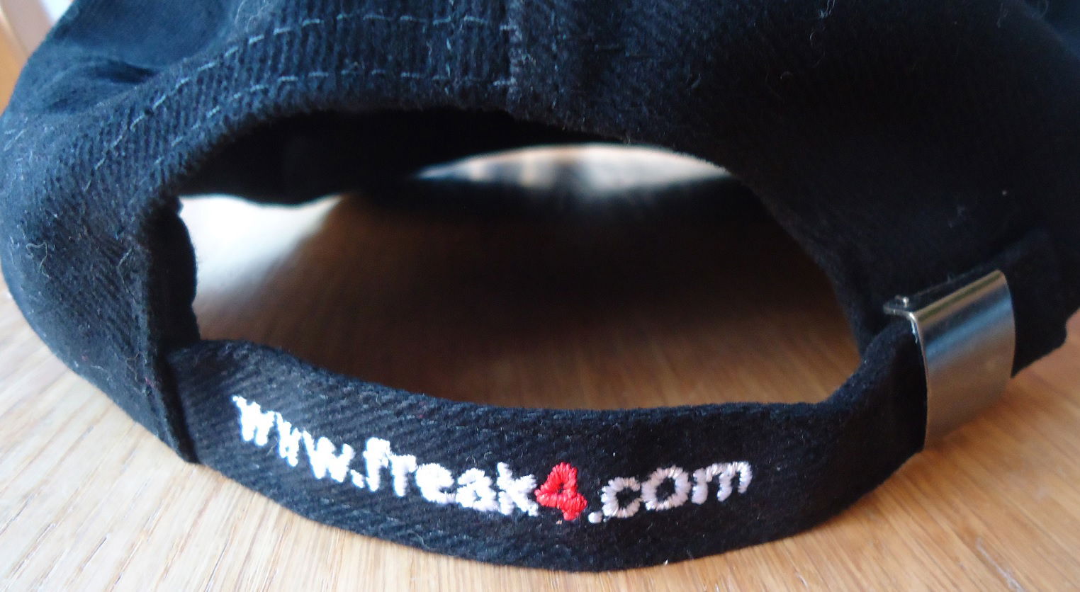 Te koop een nieuwe zwarte pet met opschrift "Freak4com". - Afbeelding 4