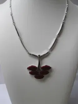 Ketting Sarah Coventry zilverkleurig rood thermoset 44.5 cm.