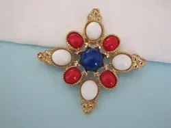 Broche Sarah Coventry goudkleurig rood wit blauw kunststof cabochons 6.3x6.3 cm.