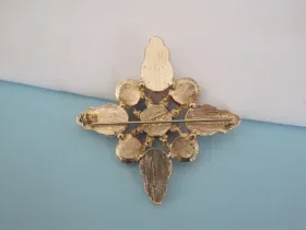 Broche Sarah Coventry goudkleurig rood wit blauw kunststof cabochons 6.3x6.3 cm. - Afbeelding 2