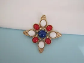 Broche Sarah Coventry goudkleurig rood wit blauw kunststof cabochons 6.3x6.3 cm. - Afbeelding 4