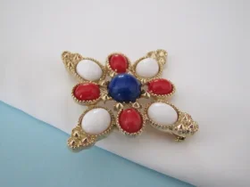 Broche Sarah Coventry goudkleurig rood wit blauw kunststof cabochons 6.3x6.3 cm. - Afbeelding 5