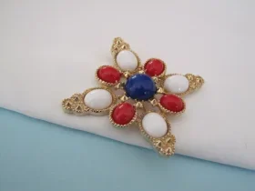 Broche Sarah Coventry goudkleurig rood wit blauw kunststof cabochons 6.3x6.3 cm. - Afbeelding 6