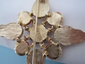 Broche Sarah Coventry goudkleurig rood wit blauw kunststof cabochons 6.3x6.3 cm. - Afbeelding 7