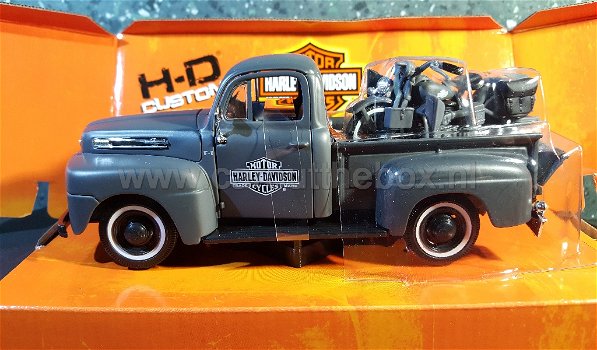 Ford F1 pick up met Harley Davidson MAT GRIJS 1:24 Maisto - 0