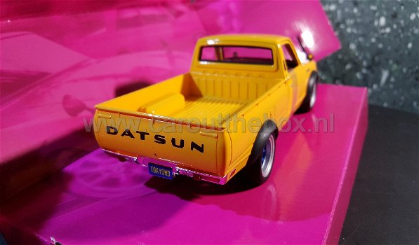 Datsun 620 pick up 1973 geel 1:24 Maisto - 2