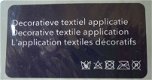 Te koop een textielsticker met tekst: 