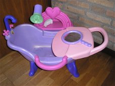 Poppenbad badje met diverse toebehoren - met dit set is de kleine poppenmoeder zeker in haar schik