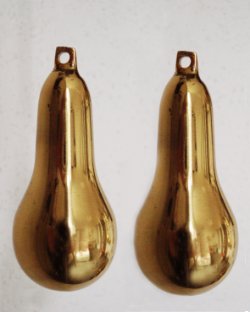 Stel messing gewichten voor een oude wandklok.