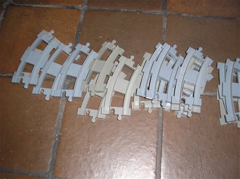 Lego duplo rails - ter aanvulling -1 x overweg - 5 x recht - 16 x kromme - 3