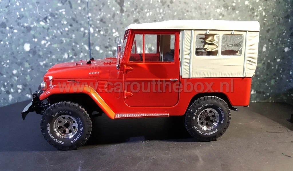 Toyota landcruiser BJ40 rood 1:18 Triple 9 - nr. 1