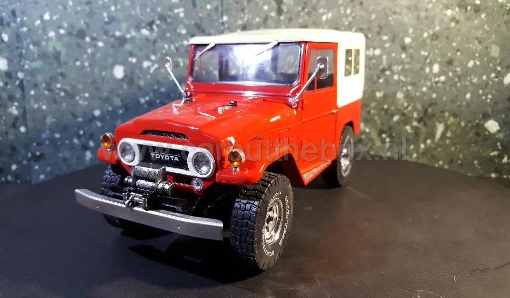 Toyota landcruiser BJ40 rood 1:18 Triple 9 - Afbeelding 2