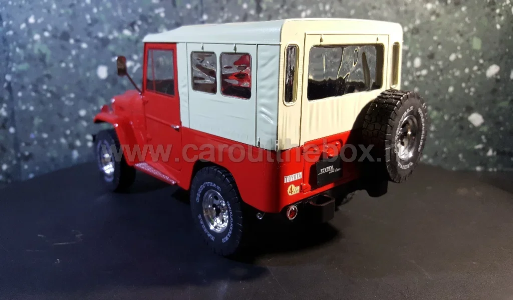 Toyota landcruiser BJ40 rood 1:18 Triple 9 - Afbeelding 3