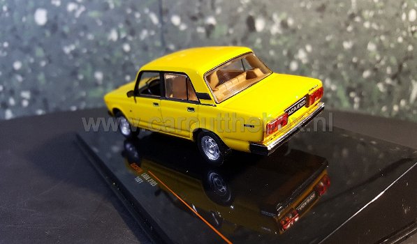 Lada 2105 1981 geel 1:43 Ixo - 2