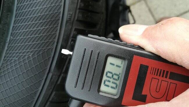 Te Koop 4 stuks Continental winterbanden op stalen velg. - Afbeelding 4
