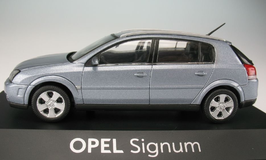 1:43 Schuco Opel Signum 2004 dealer box - nr. 1