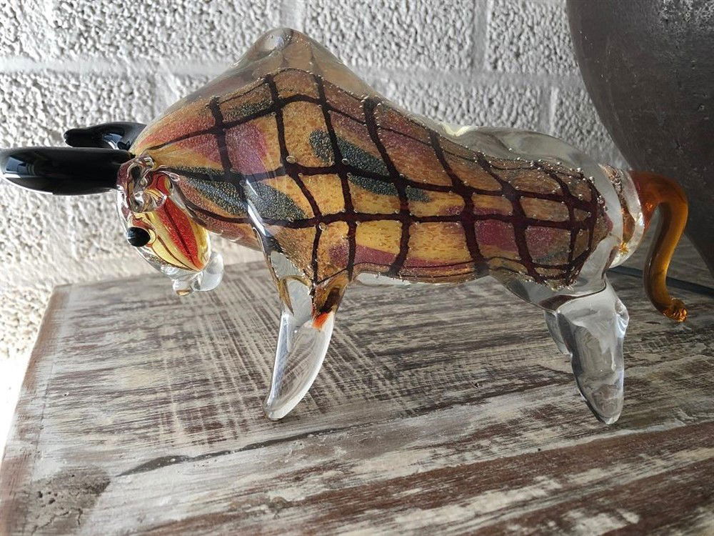 Mooi beeld van een stier van vol glas- in kleur-glas-stier - Afbeelding 2