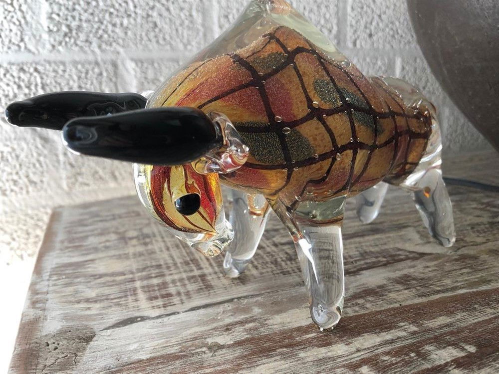 Mooi beeld van een stier van vol glas- in kleur-glas-stier - Afbeelding 3