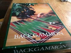 BACKGAMMON SPEL - Strategie en geluk zijn beiden vitale onderdelen in dit klassieke bordspel. 