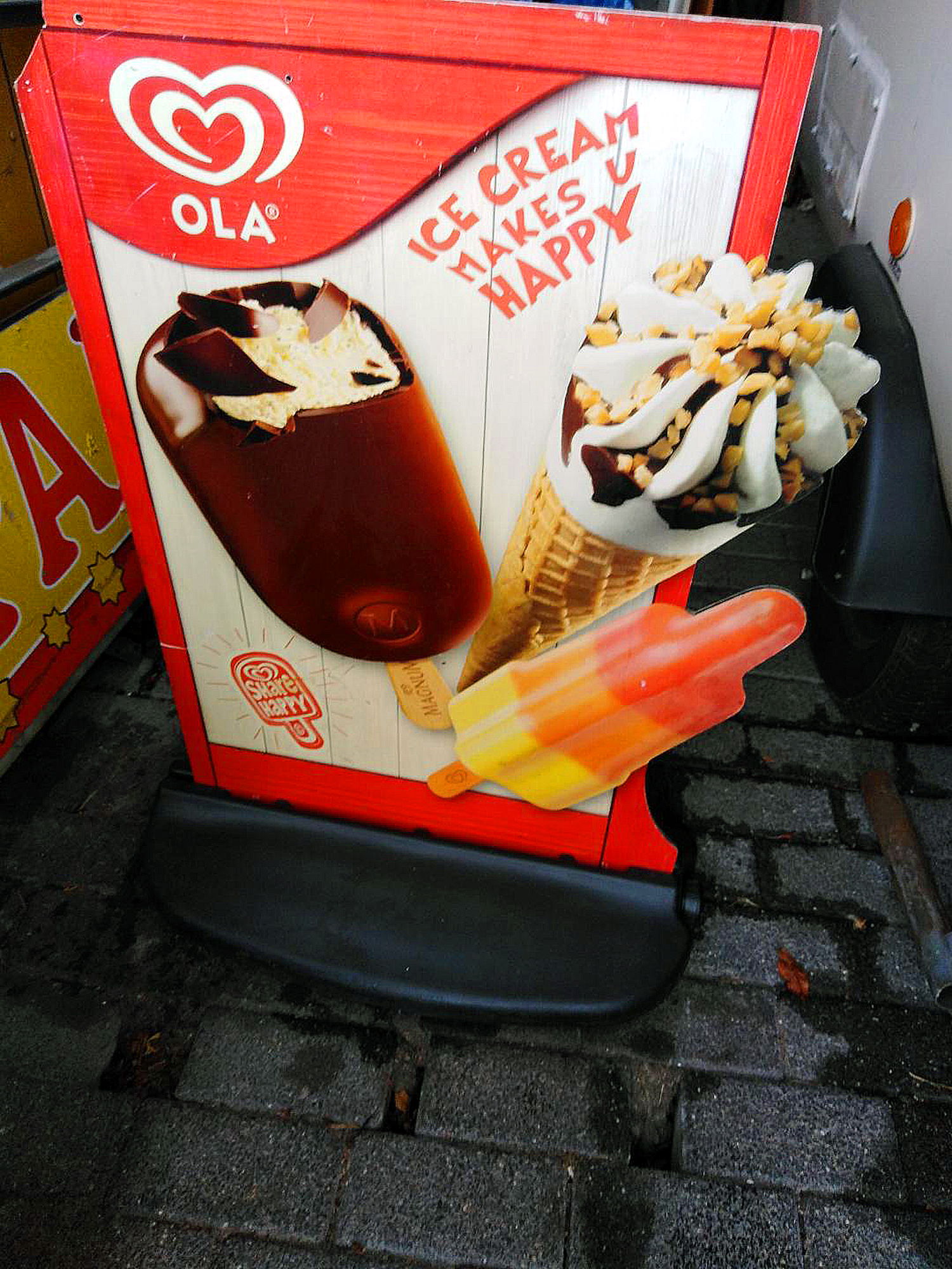 Ola ijskast verkoopunit samen met reclamebord. - Afbeelding 4