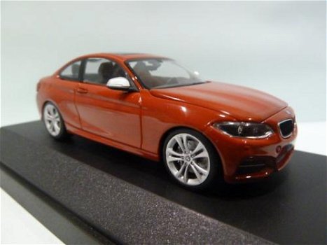 1:43 Paragon BMW 2er Series Coupe F22 2014 rood - 1