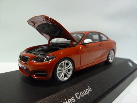 1:43 Paragon BMW 2er Series Coupe F22 2014 rood - 2