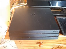 Playstation 4 Pro (1tb) inclusief controller en games.