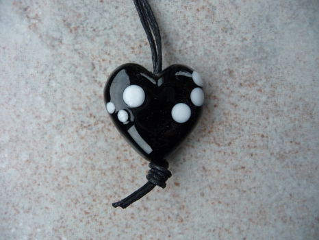 Handgemaakt zwart hart met witte stippen glas sleutelhanger. - 2