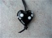 Handgemaakt zwart hart met witte stippen glas sleutelhanger. - 2 - Thumbnail