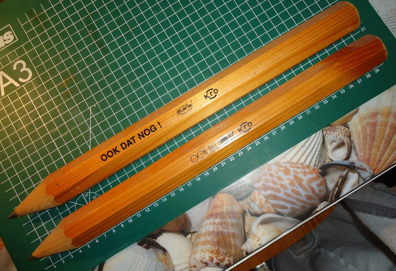 2 grote decoratieve potloden met het logo van "Ook Dat Nog!" - Afbeelding 2