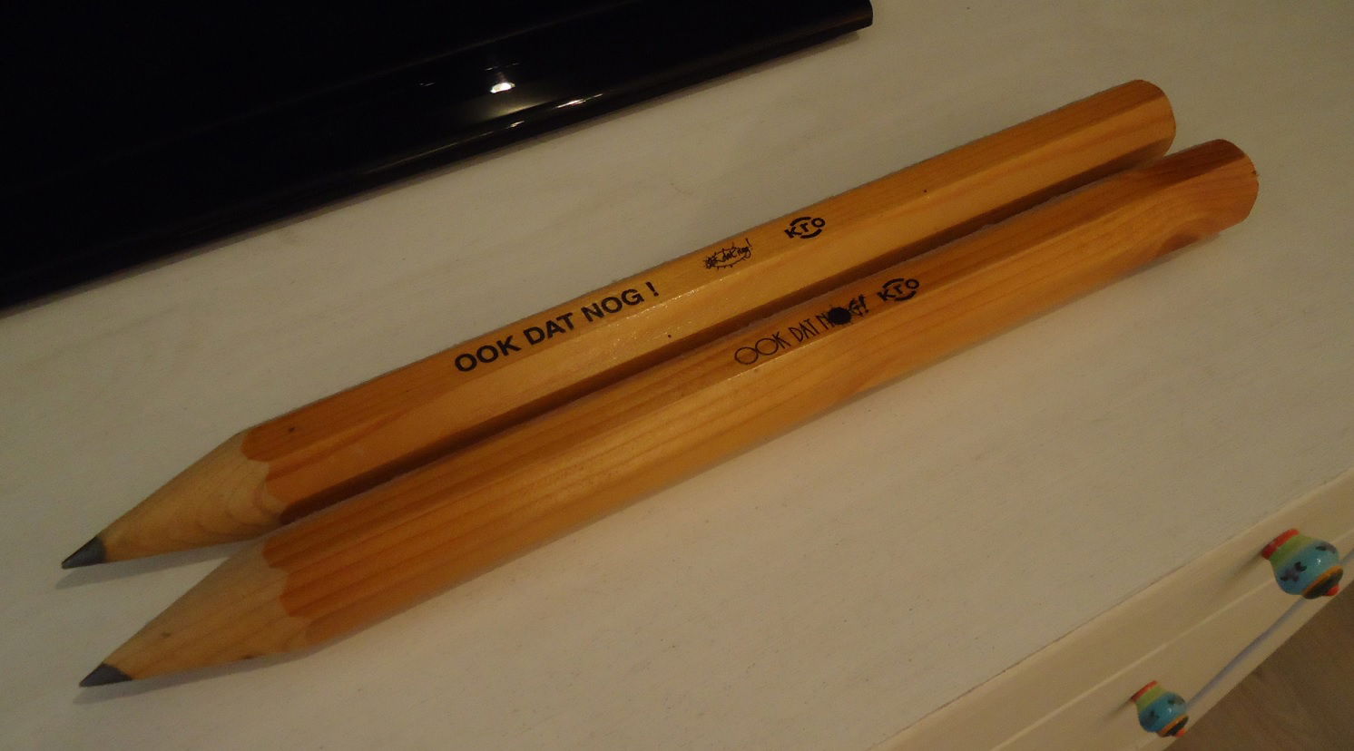 2 grote decoratieve potloden met het logo van "Ook Dat Nog!" - Afbeelding 5
