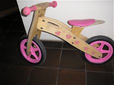 Houten loopfiets - perfect voor kleine fietsers  om hun vaardigheden te tonen. 