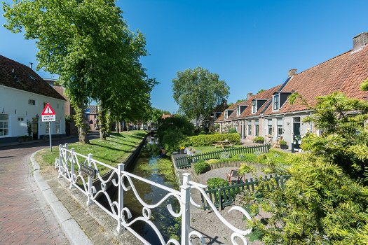 Binnenstad Dokkum, aan water, keerpunt Elfstedentocht. - 0