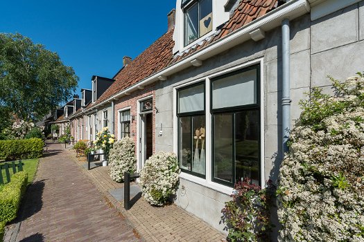 Binnenstad Dokkum, aan water, keerpunt Elfstedentocht. - 1