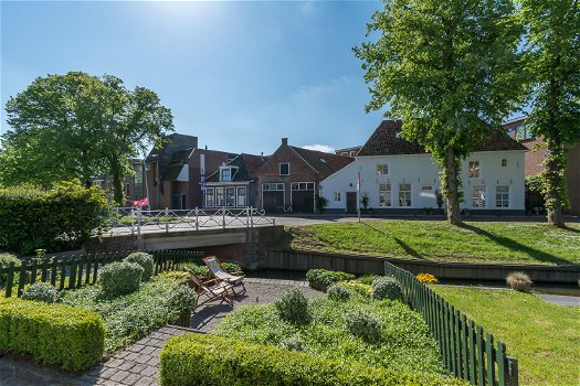 Binnenstad Dokkum, aan water, keerpunt Elfstedentocht. - 3