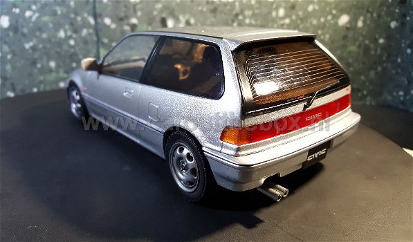 Honda Civic EG6 1992 grijs 1:18 Triple 9 - 2