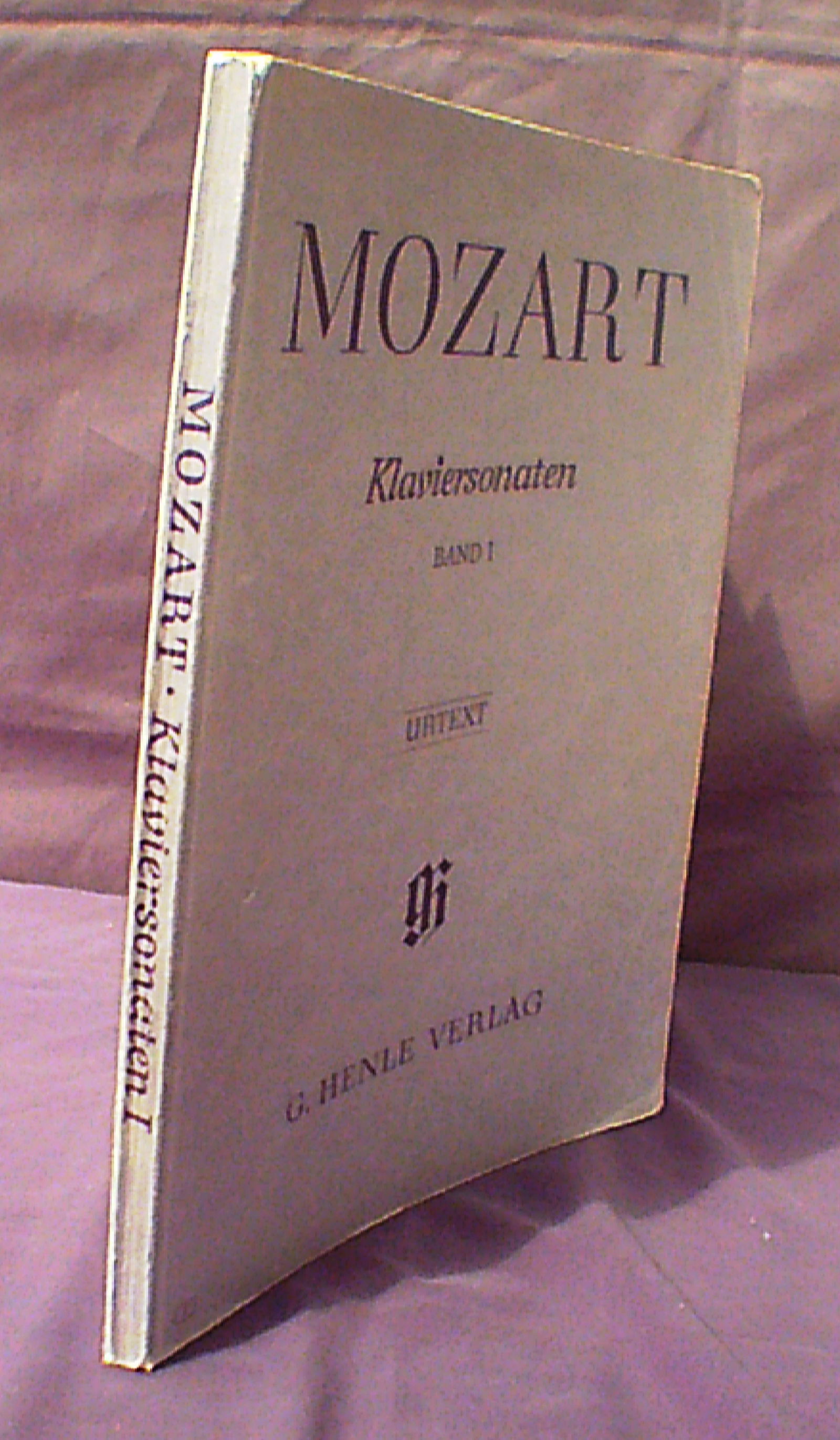 9 pianosonates Mozart, band I,145 blz, gst, uitg. G.Henle, - nr. 1