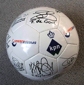 Spieren voor spieren leren voetbal KPN met handtekeningen NW - 6