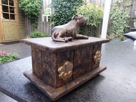 Stafford Terrier beeldje liggend of staand op urn geplaatst - 1