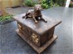Stafford Terrier beeldje liggend of staand op urn geplaatst - 2 - Thumbnail
