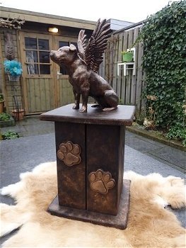 Stafford Terrier beeldje liggend of staand op urn geplaatst - 6