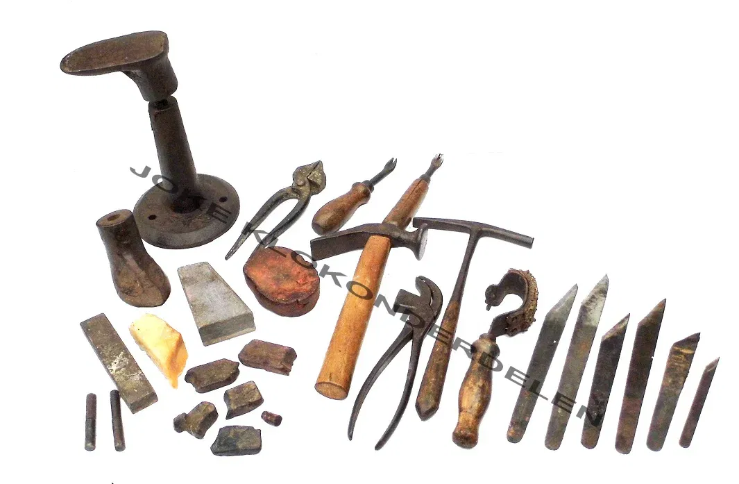 = Schoenmakers gereedschap = oud =43356 - nr. 1