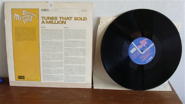 DOWN MEMORY LONE 1 Tunes that sold a million Label : Reader's Digest DRDS 9091 - 1