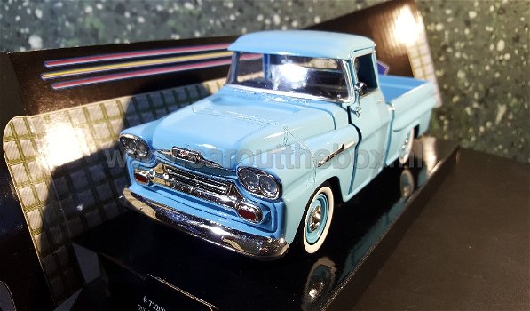 1958 Chevy Apache fleetside pickup blauw 1:24 Motormax - 1