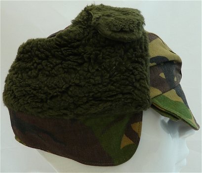 Pet / Muts, Veld, Bontgevoerd, Winter, Woodland Camouflage, Koninklijke Landmacht, maat 57, 1990.(1) - 1