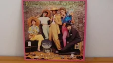 KID CREOLE AND THE COCONUTS - Tropical gangsters uit 1982 Label : ZE RECORDS 204 669 