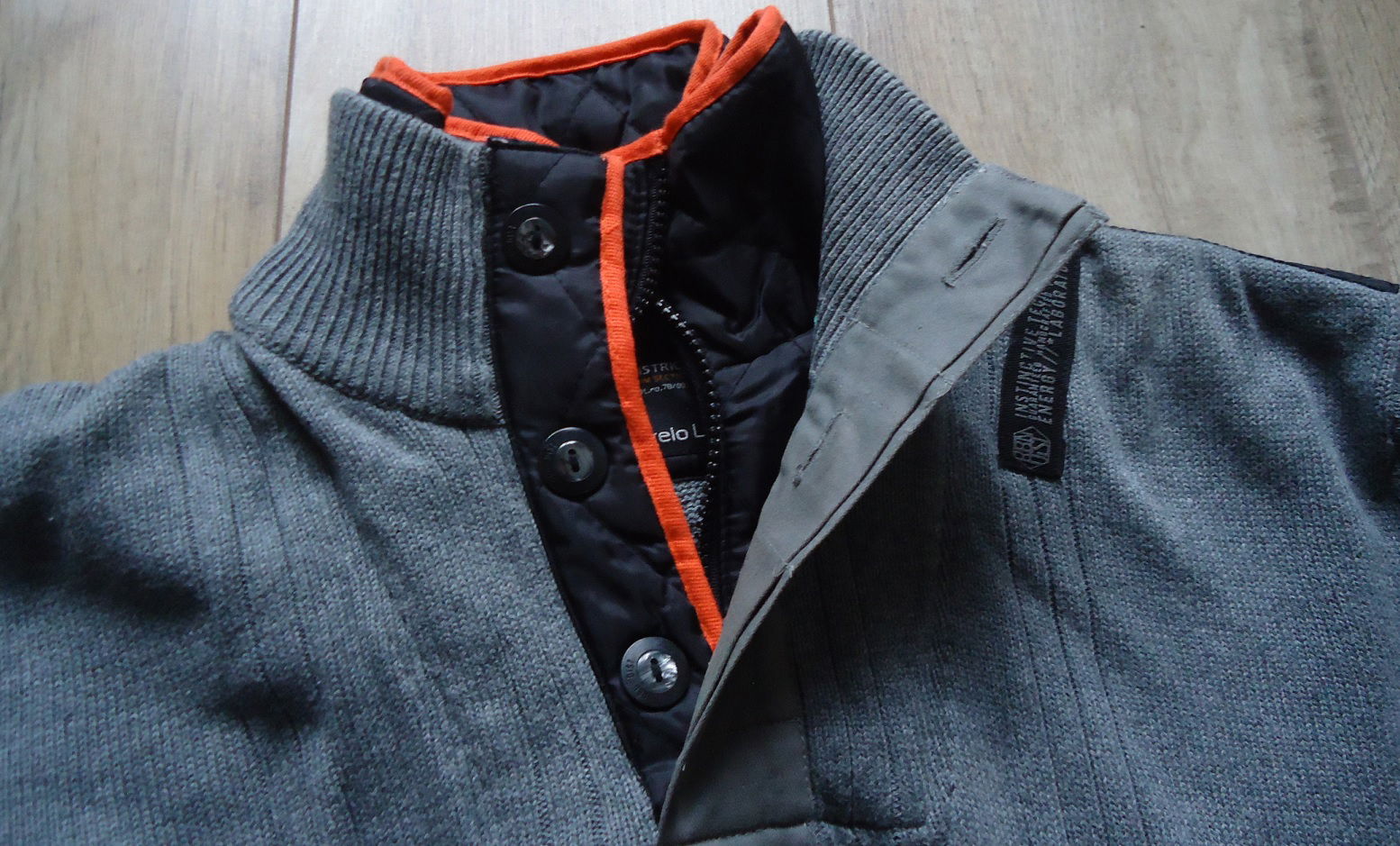 Te koop grijze trui met knoop- en ritssluiting (maat: XXL). - Afbeelding 2