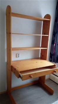 bureau met flinke lade en boeken planken - 2