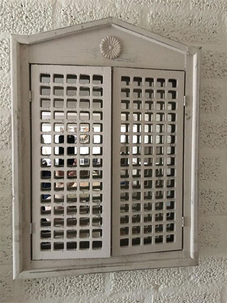 Grote houten spiegel in old-white met 2 deurtjes, prachtig ! - Afbeelding 7
